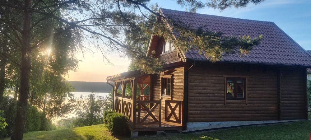 Domek nad jeziorem z linią brzegową na Mazurach Ryn Rybical - Staś