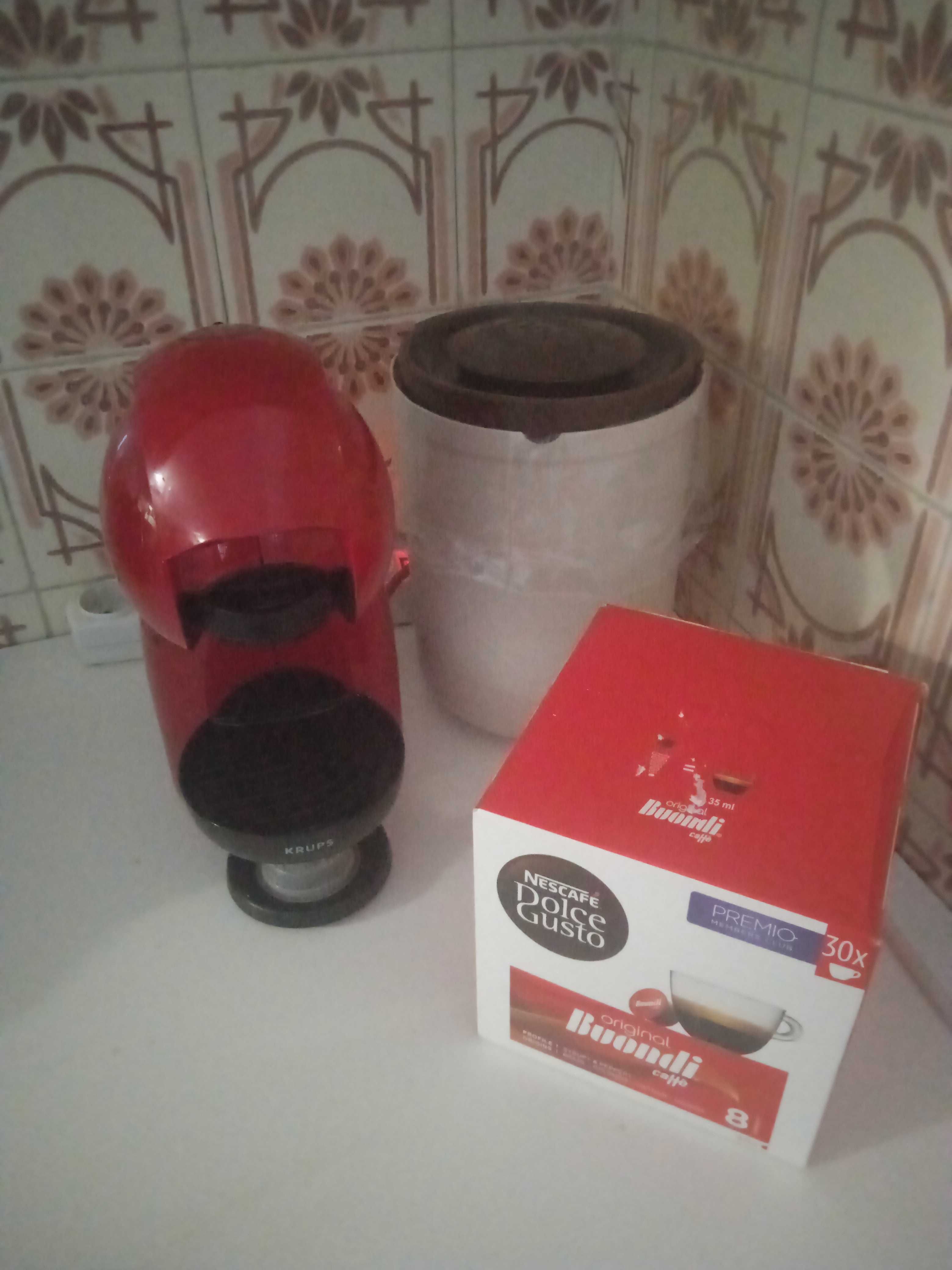 Máquina de café + cx selada + porta cápsulas