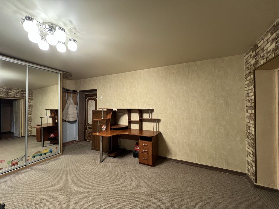 Сдам 3-и комнаты в 5-и комнатной квартире.