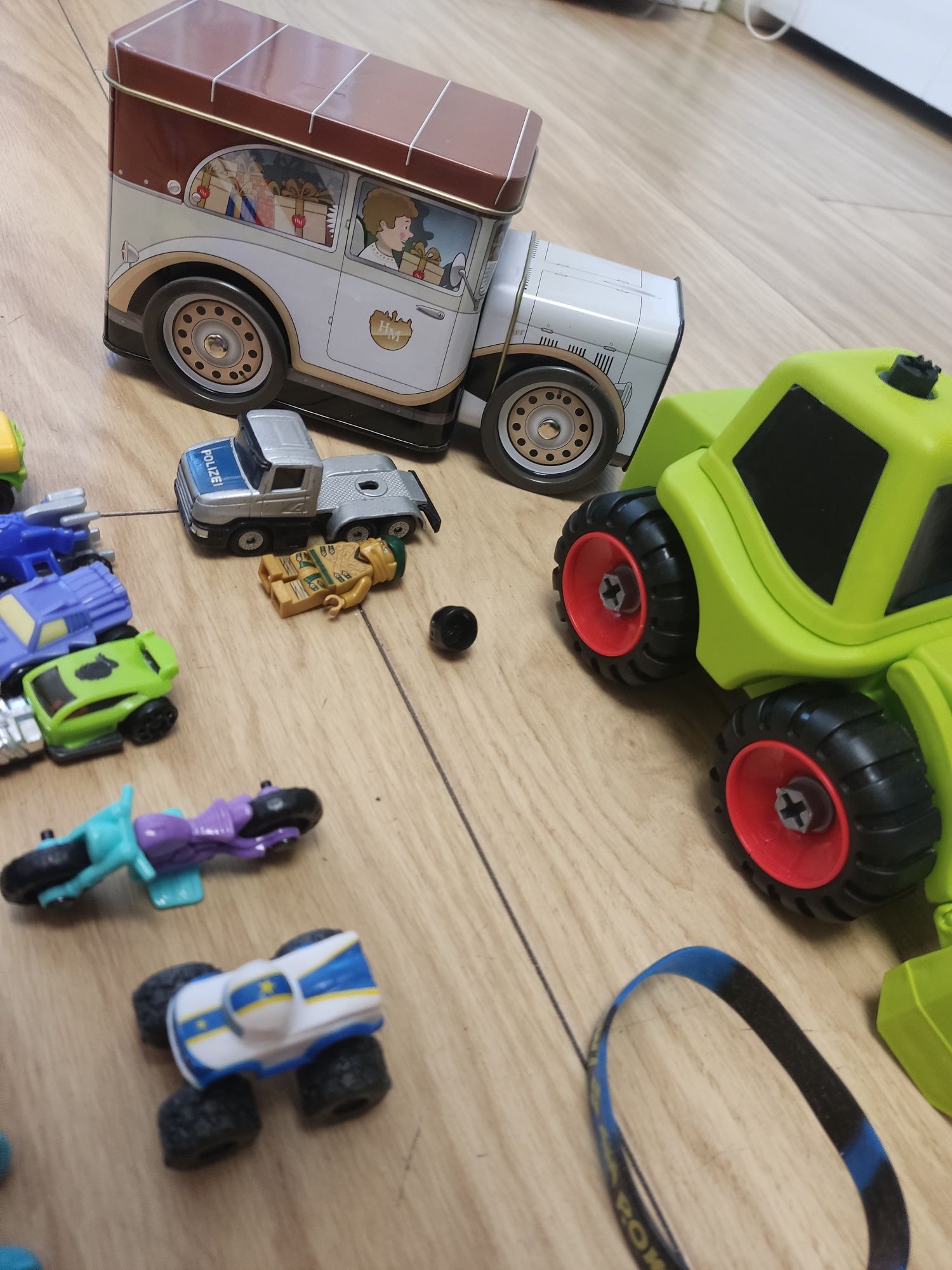 Zestaw aut, autek, ludzik lego