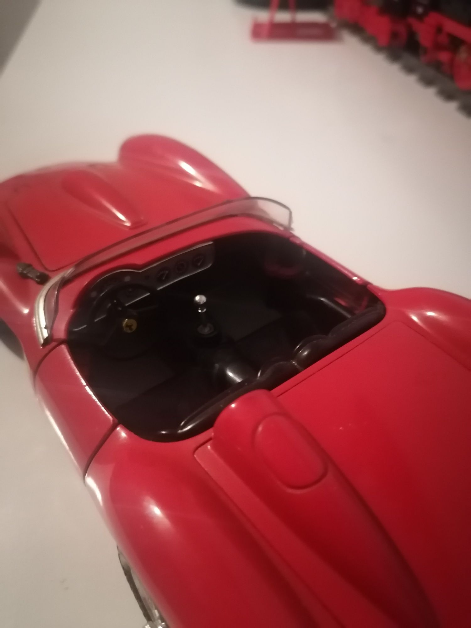 Ferrari model skala 1:18