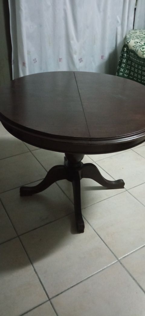 Mesa em madeira maciça