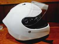 Capacete branco.