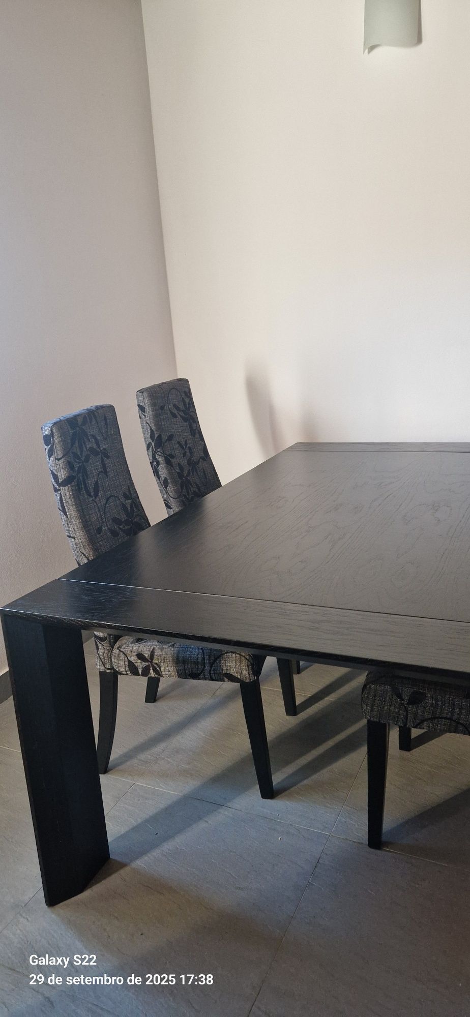 Mesa e cadeiras sala jantar