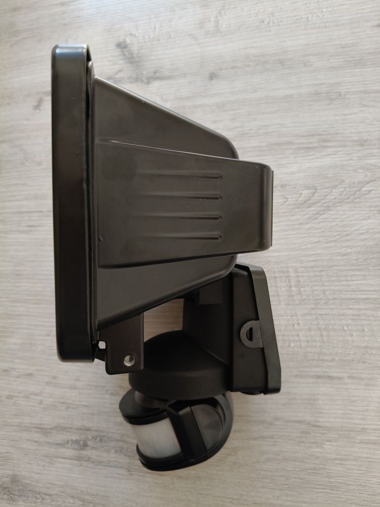 Lampy halogenowe z czujką
