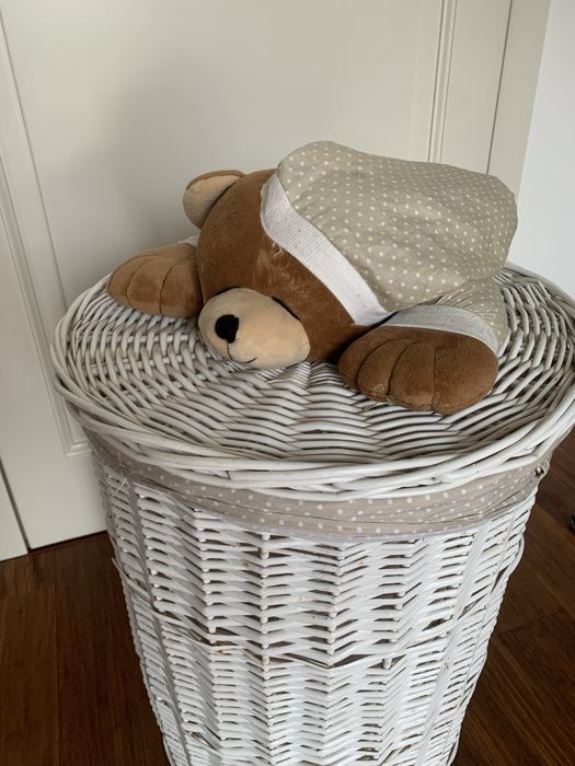 Kosz wiklinowy na pranie z misiem