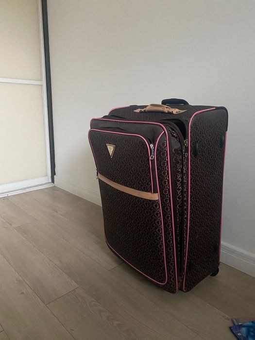 Bardzo duża walizka Guess do luku bagażowego 70x 60 cm bez kółek