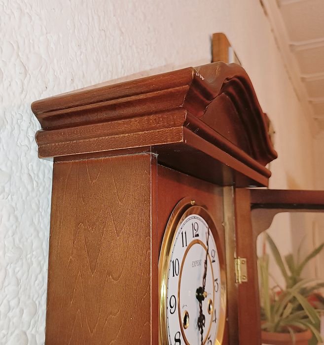 Drewniany zegar 31 dniowy, bijący z kluczykiem. 90 cm .