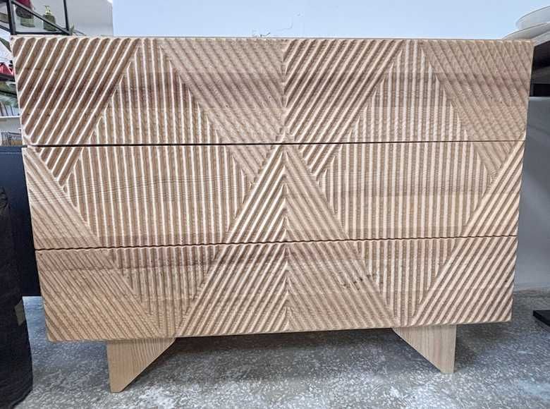 Komoda z drewna jesionowego Louis z 3 ryflowanymi szufladami 100x48x75
