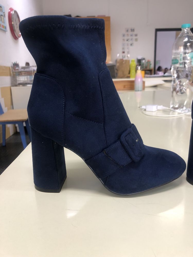Botim azul escuro com fivela muito elegantes