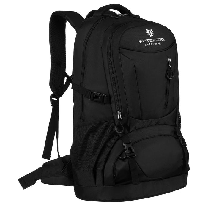 czarny, turystyczny plecak z poliestru zawieszony na regulowanych