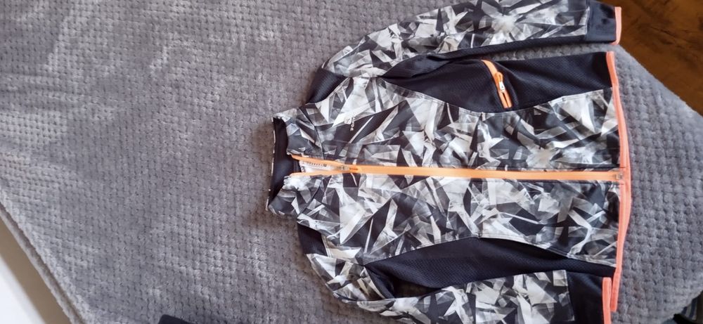 Trzy bluzy chłopięce 122 oraz 3 koszulki