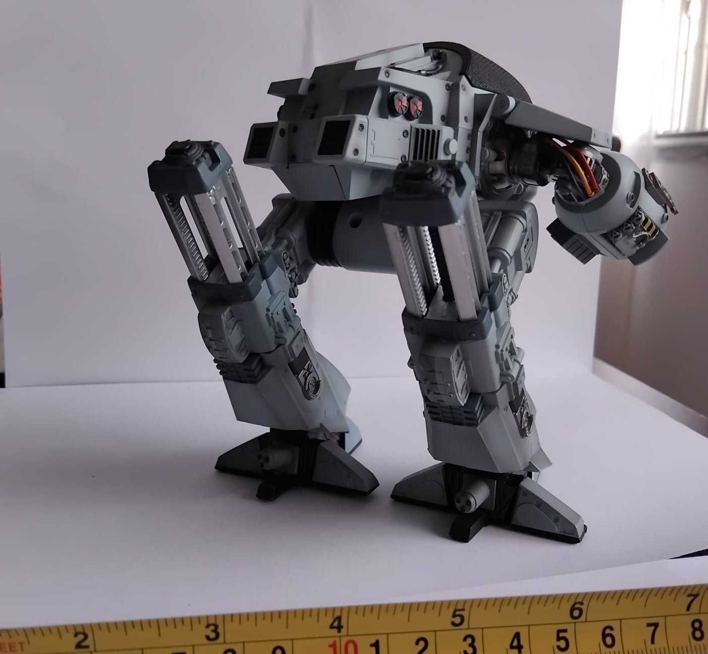 Battle Damage ED-209 Action Figure do filme Robocop