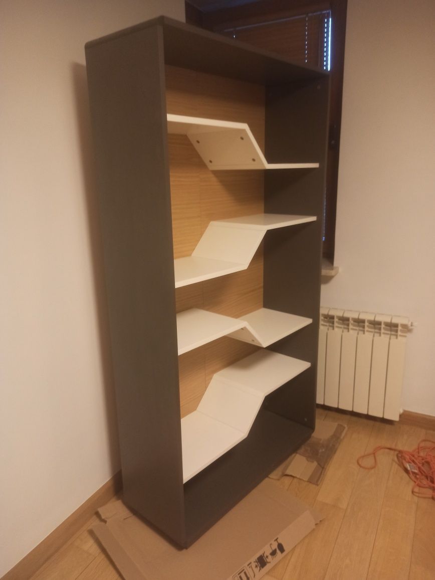 Młodzieżowy regał z łamanymi półkami