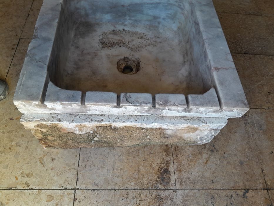 Pia antiga em pedra