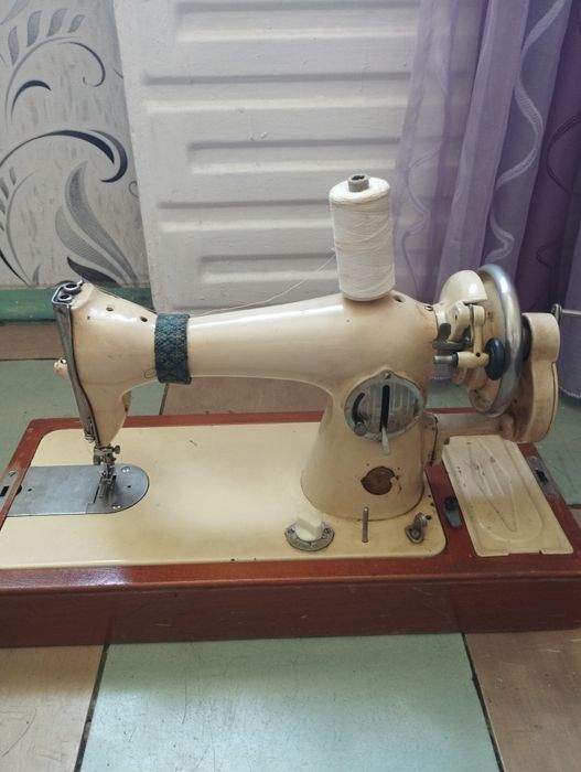 Ручная швейная машинка.