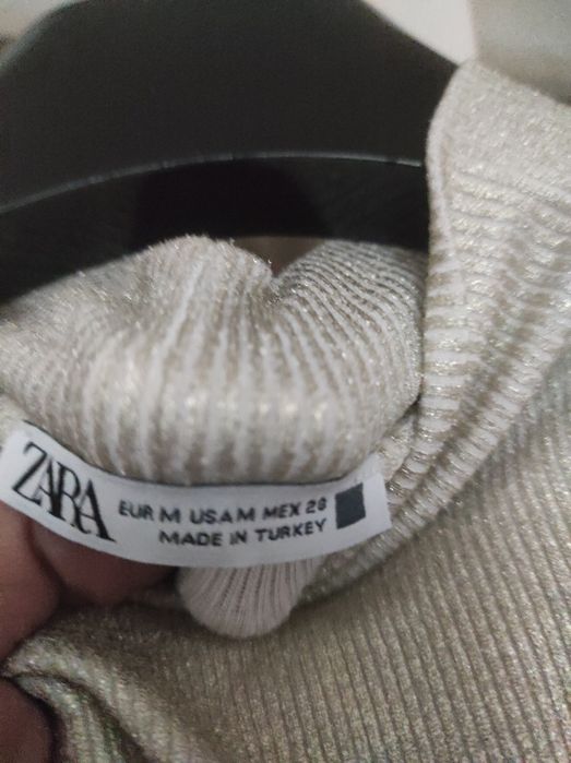 Blusa dourada brilhante