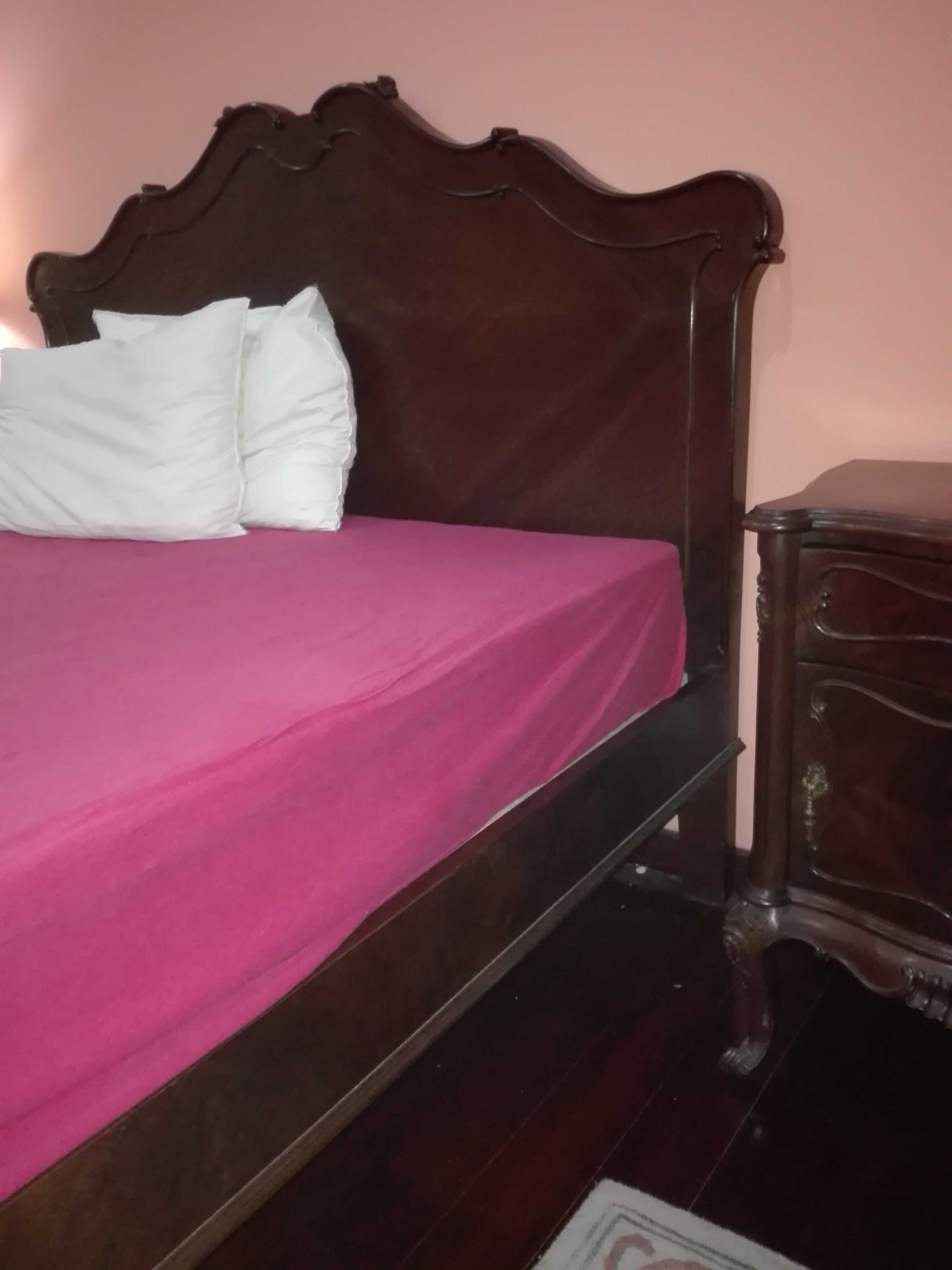 Cama de casal madeira + 2 mesas de cabeceira + estrado + colchão!!!