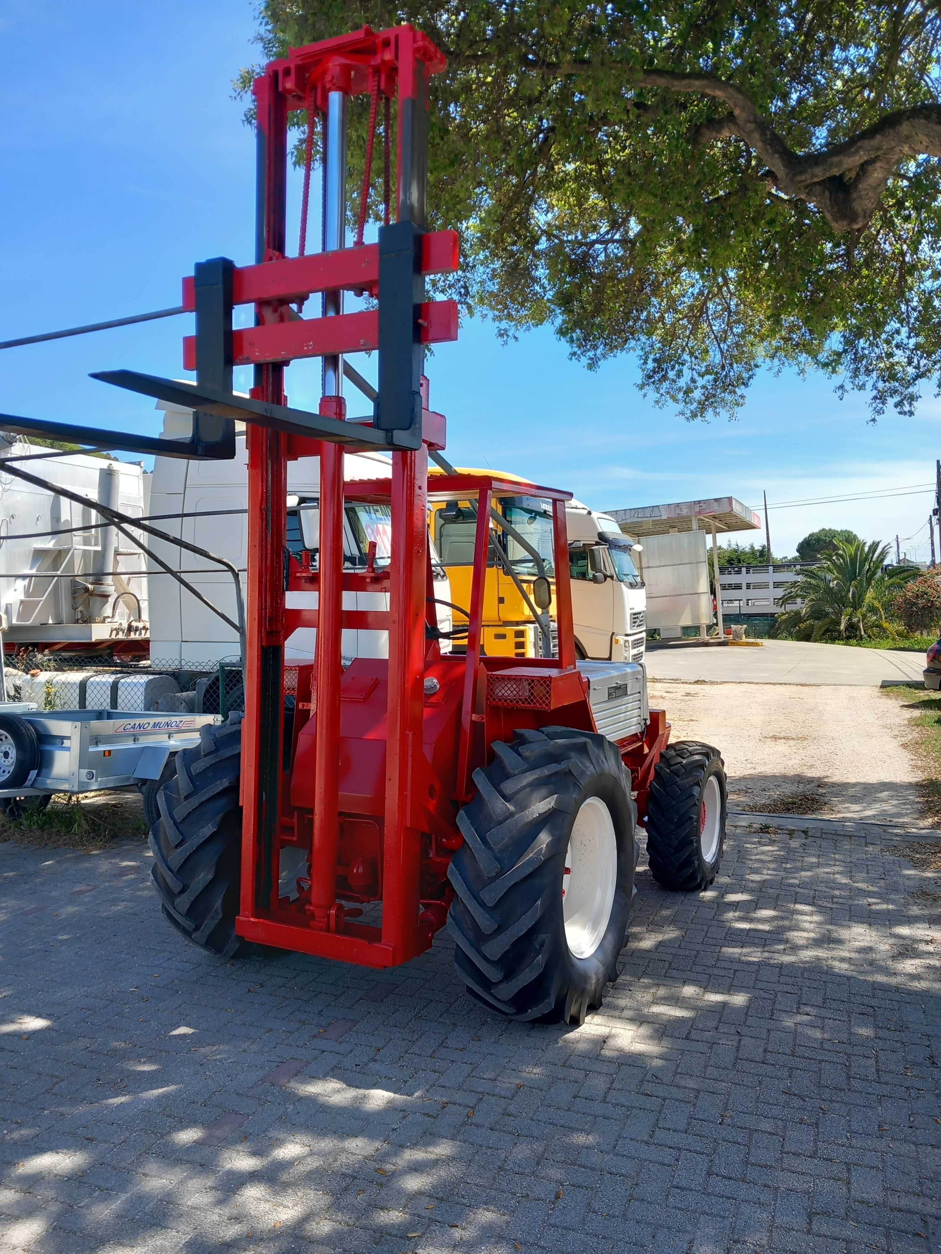 Empilhador MANITOU - 4X4 de 2.5 Toneladas