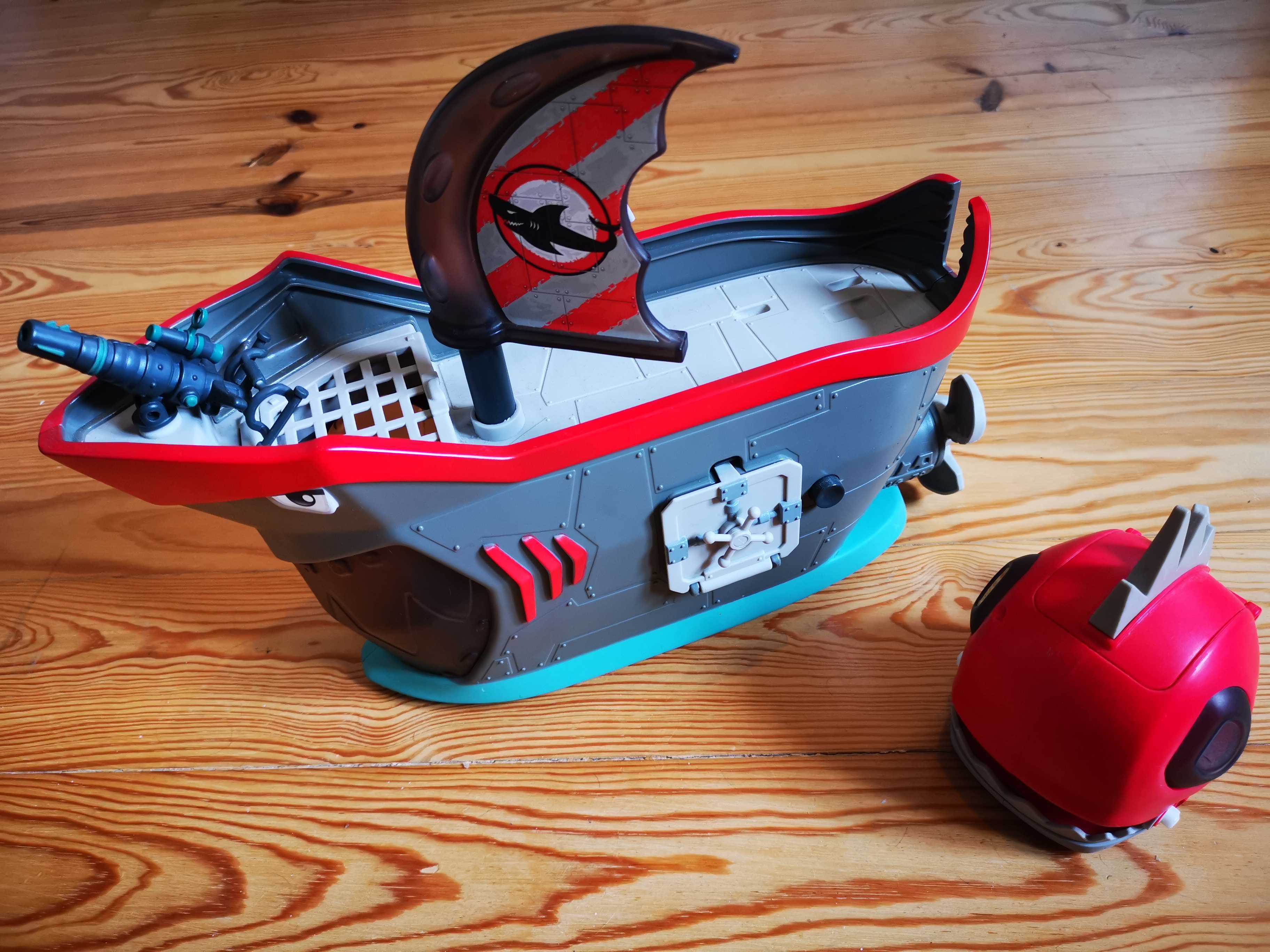 Barco de piratas Mutant Busters com todas as figuras