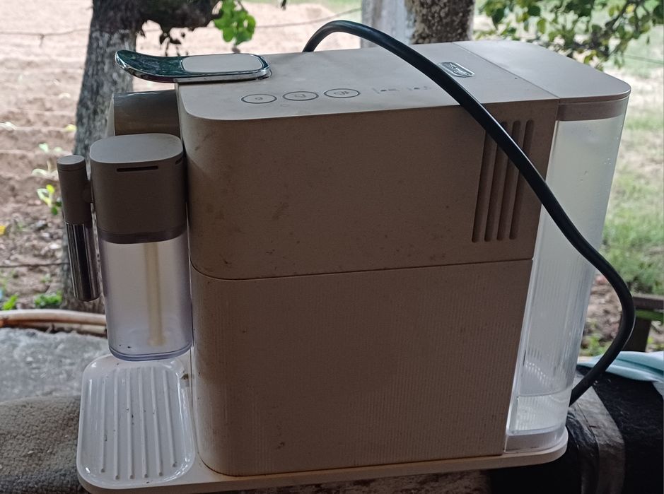 Máquina de café Nespresso Lattissima one + acessórios