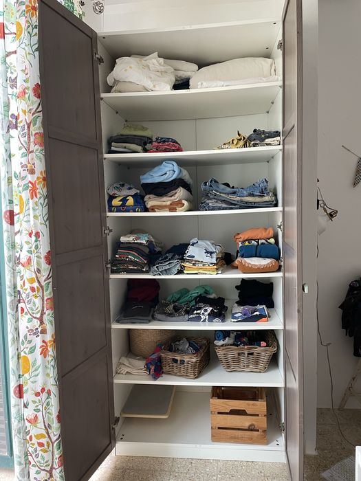 Armário com muito espaço de arrumação