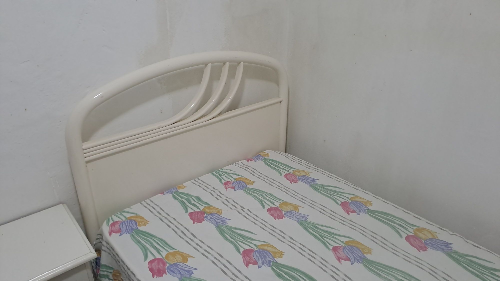 Cama individual 100x190 e mesinhas cabeceira