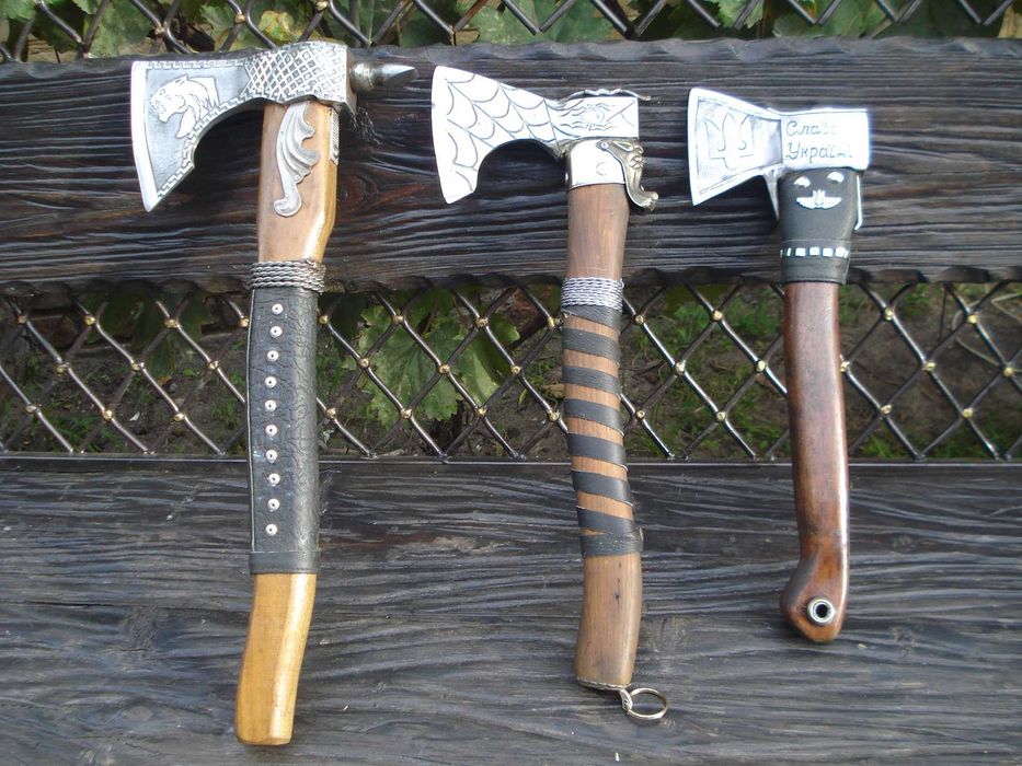 Продам  топор  ручной  работы .