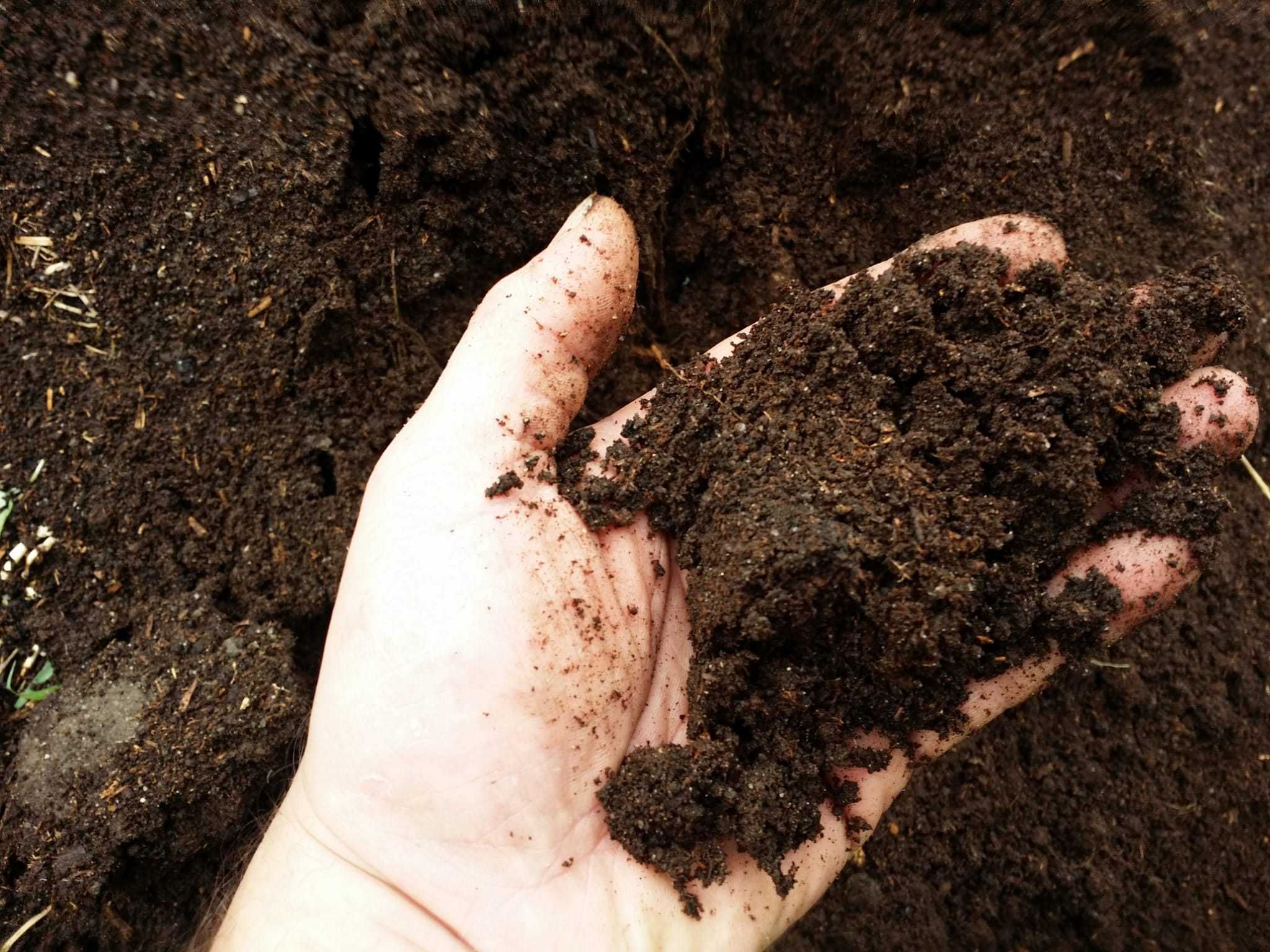 Kompost obornik nawóz ekologiczny czarnoziem ziemia ogrodowa w big bag