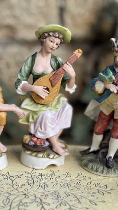 Статуэтки фарфор, характерые, коллекционные, из Европы