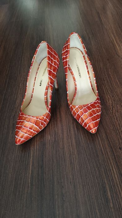 Eleganckie szpilki lakierowane