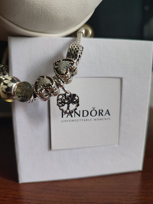 Браслет Пандора , с шармами .
