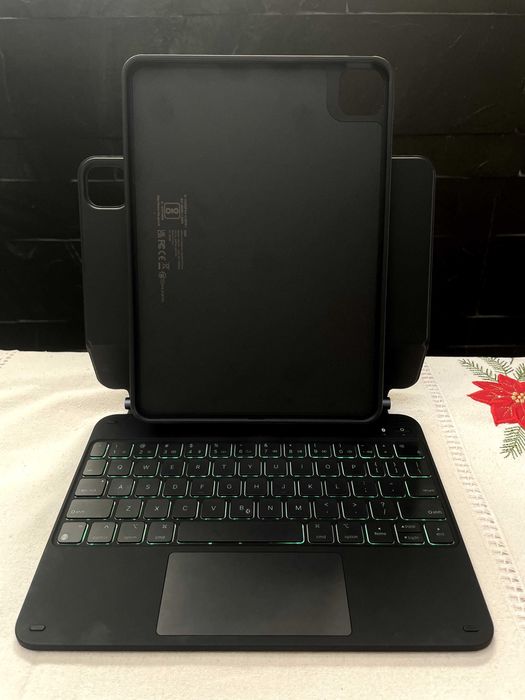 ESR Rebound Magnetic Keyboard para iPad 10.9” ou 11"