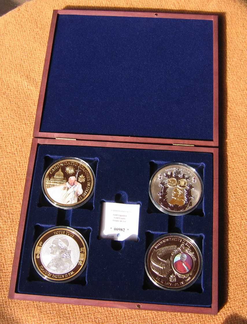 Jan Paweł II 4 medale złocone i srebrzone w drewnianej kasecie