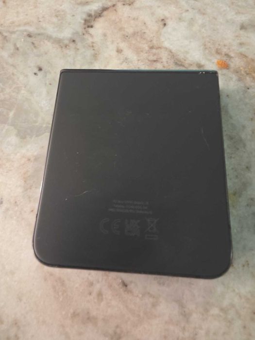 Samsung Galaxy Z Flip4 8/256 GB – stan bardzo dobry – 1300 zł