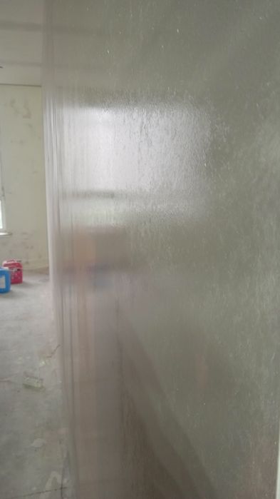 Бригада будівельників виконує будівельні роботи приватних будинків