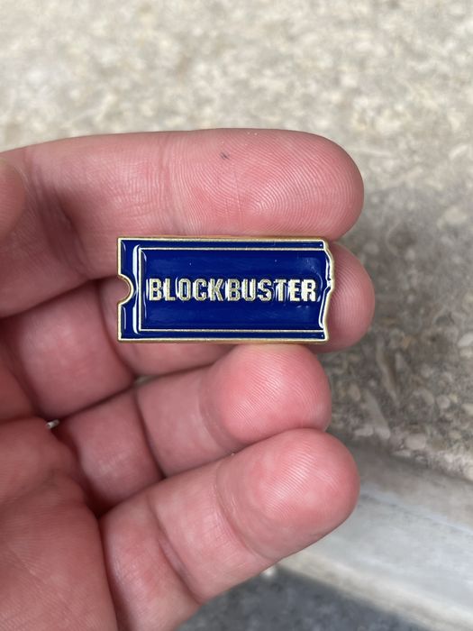 Pin Estilo “Blockbuster” - Novo, Selado