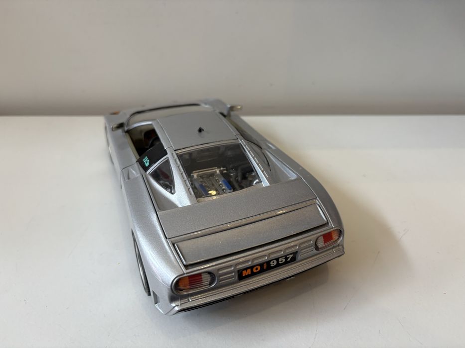 Model Bugatti EB110 1:18 BBurago Burago (maisto welly)