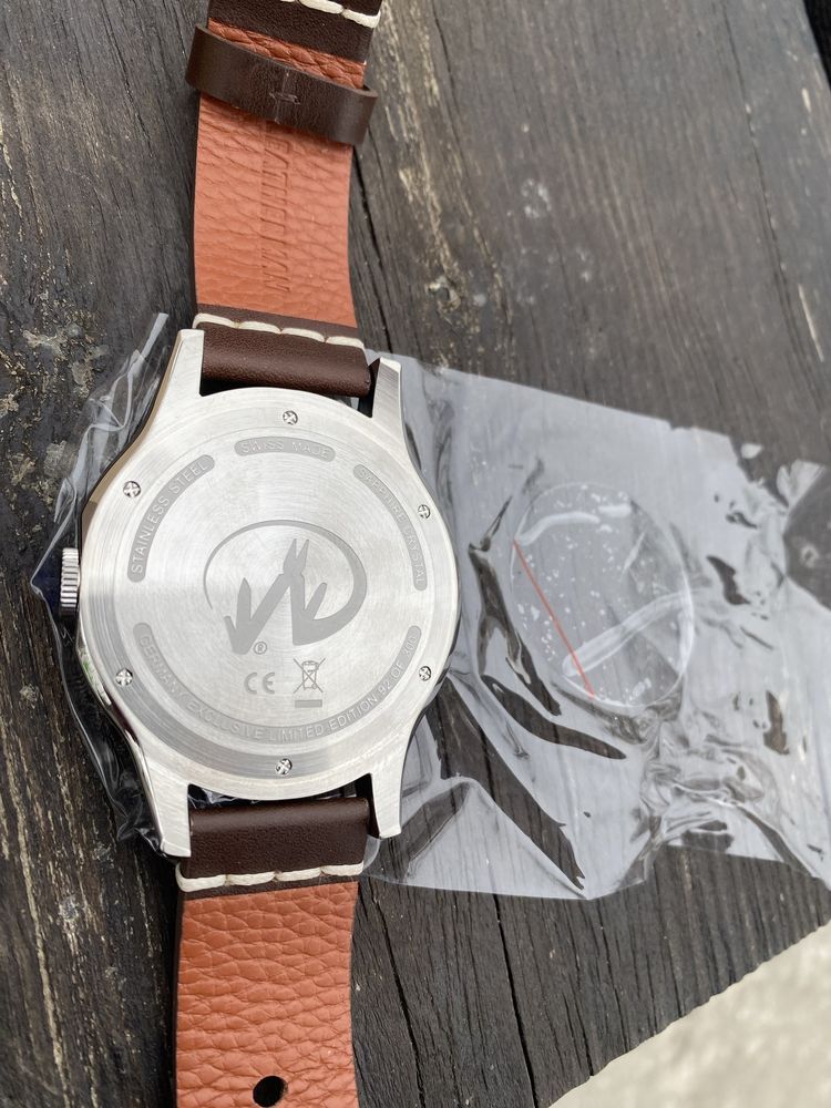 високоякісний лімітований годинник швейцарського бренду Leatherman.