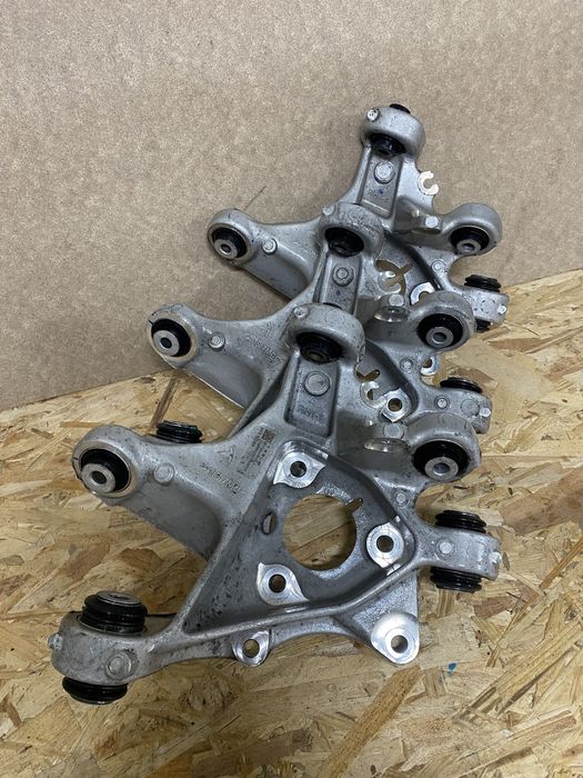 Tesla Model 3 кулак поворотний задній правий , цапфа