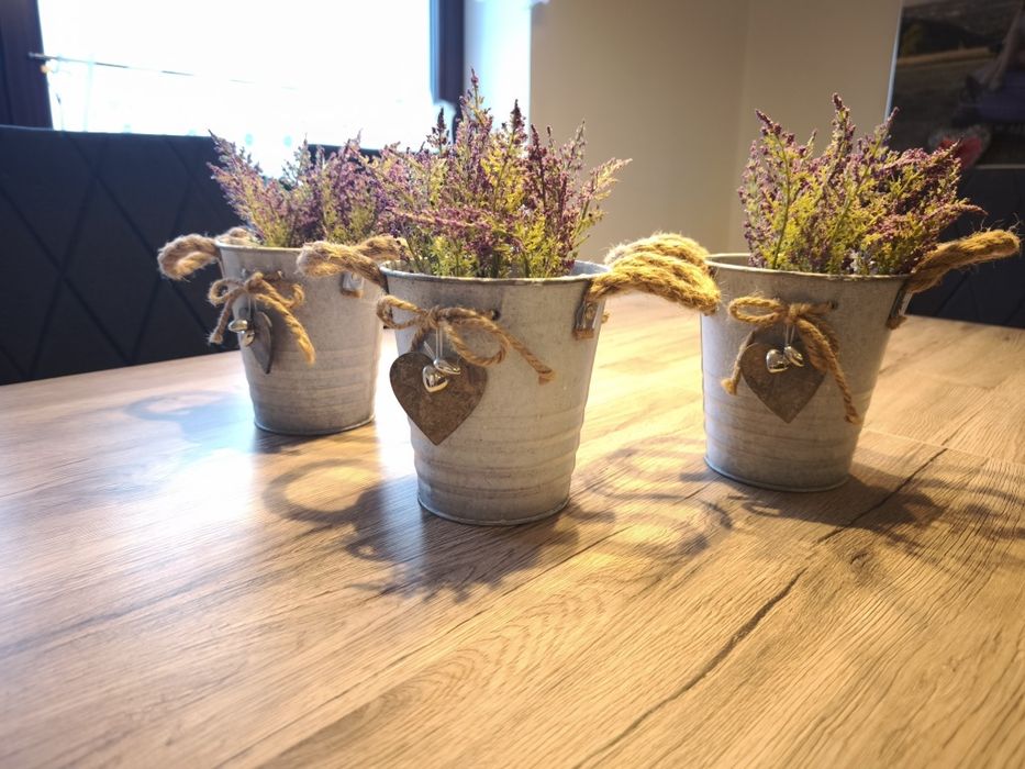 Metalowe dekoracyjne doniczki ze sztucznymi wrzosami