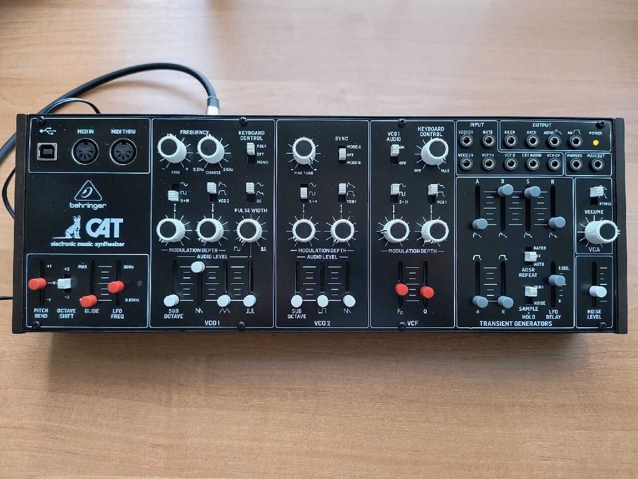 Syntezator Behringer CAT
