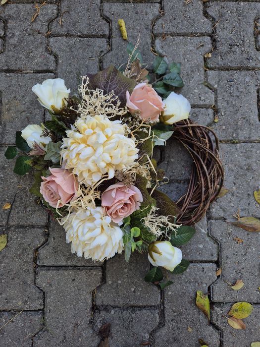 Kompozycja wianek na cmentarz grób pomnik