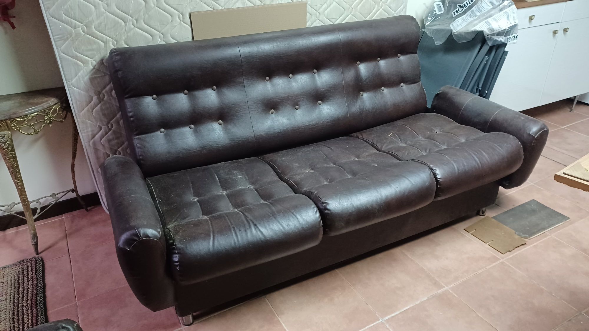 Conjunto de sofa- cama e dois maples