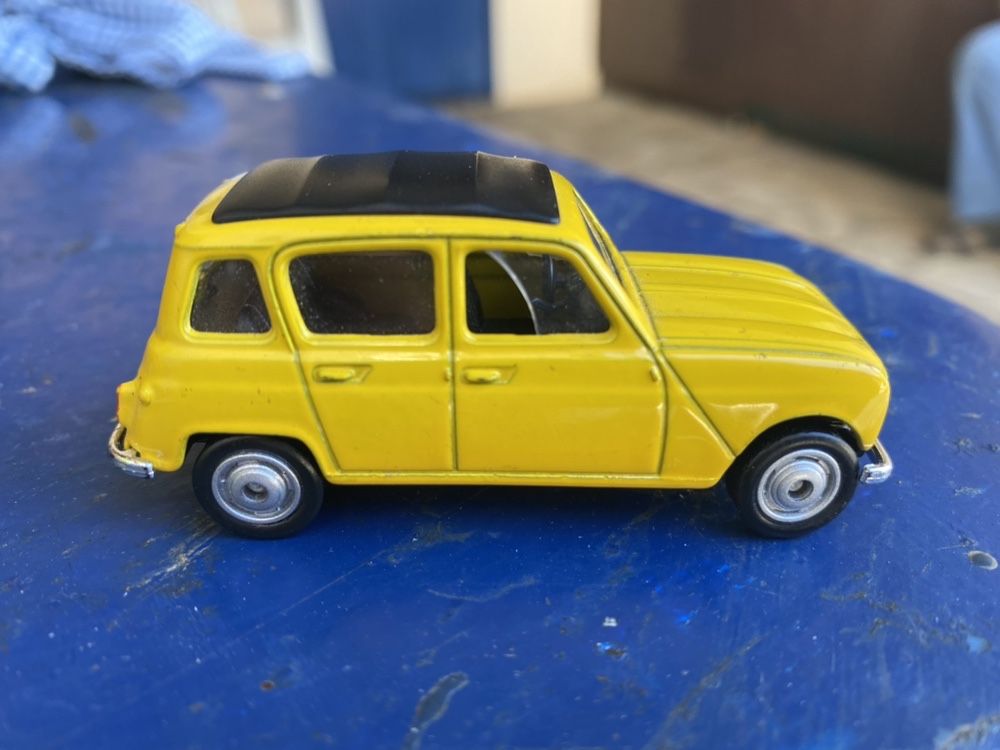 Renailt 4 miniatura em excelente estado.
