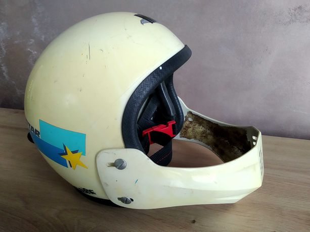 Kask z osłoną na szczękę skistar