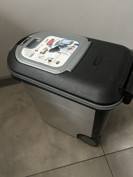 Pojemnik na karme dla psa kota na  zwirek szcelny  12 kg