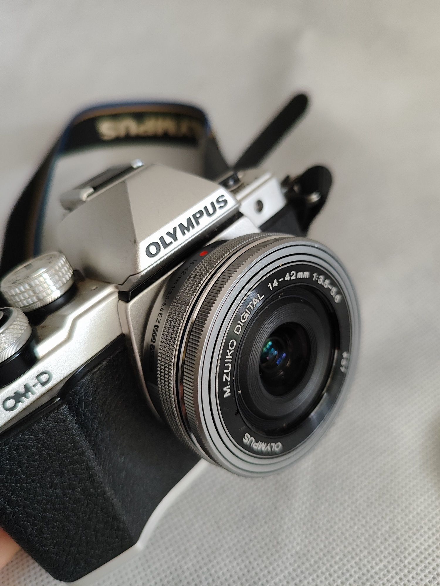 Aparat bezlusterkowy Olympus OM-D E-M10II z obiektywem 14-42 + GRATIS