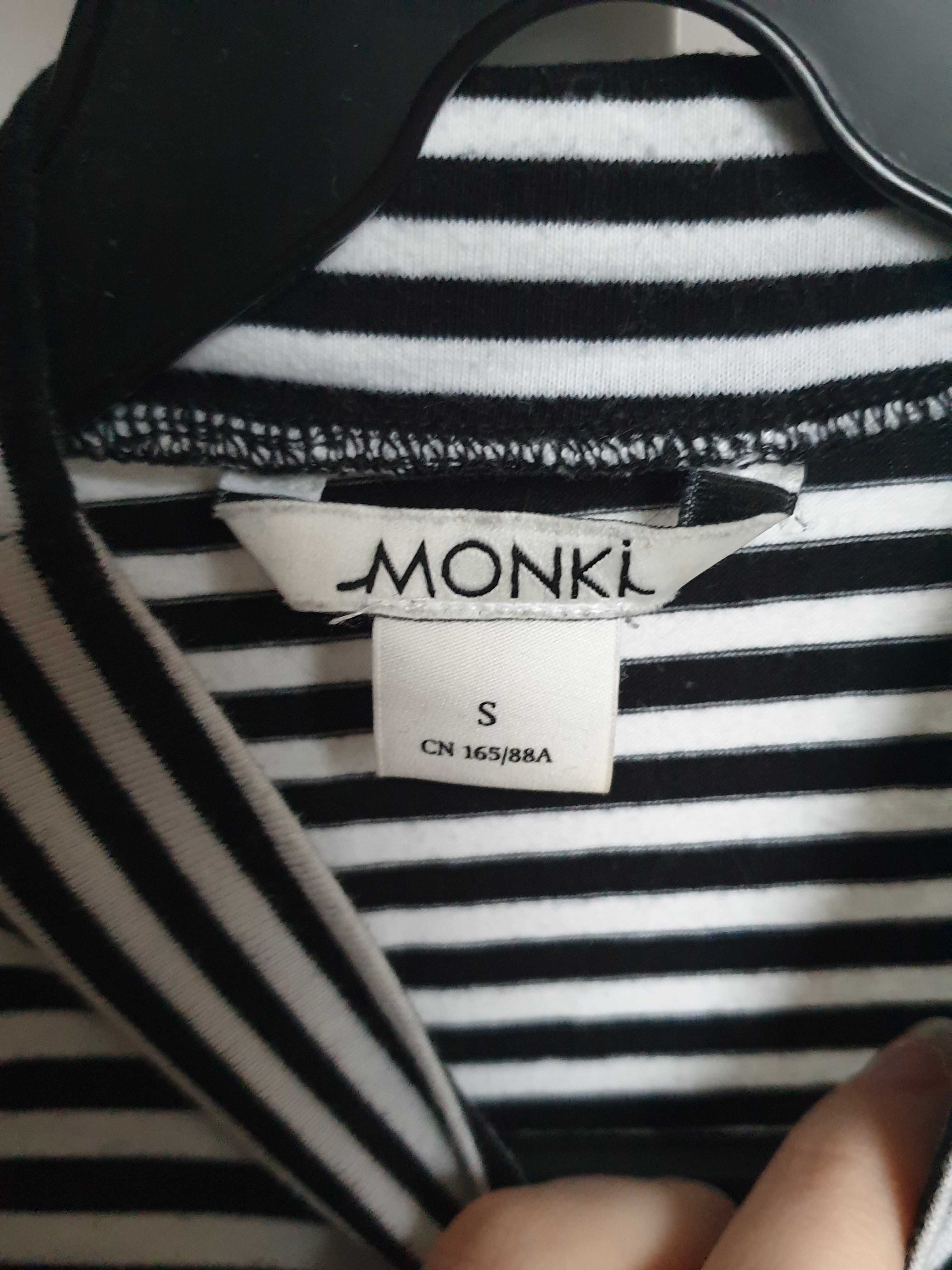 biała czarna koszulka w paski monki