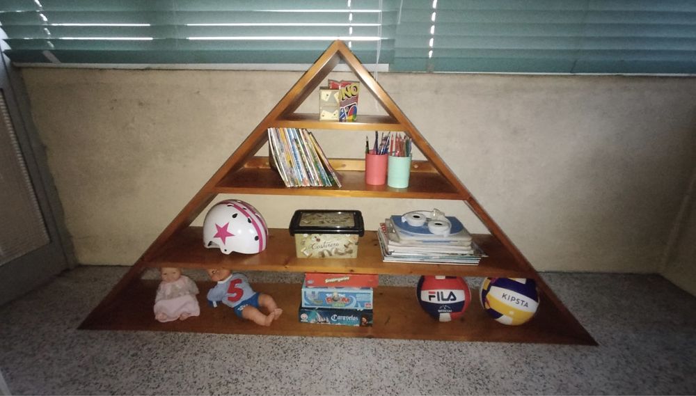 Estante triangular em madeira , em óptimo estado